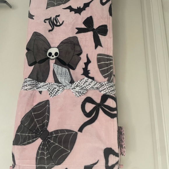 Juicy Couture Halloween Black Grey Pink Bows Skulls Bats Blanket 60x70 oversized - Picture 4 of 5